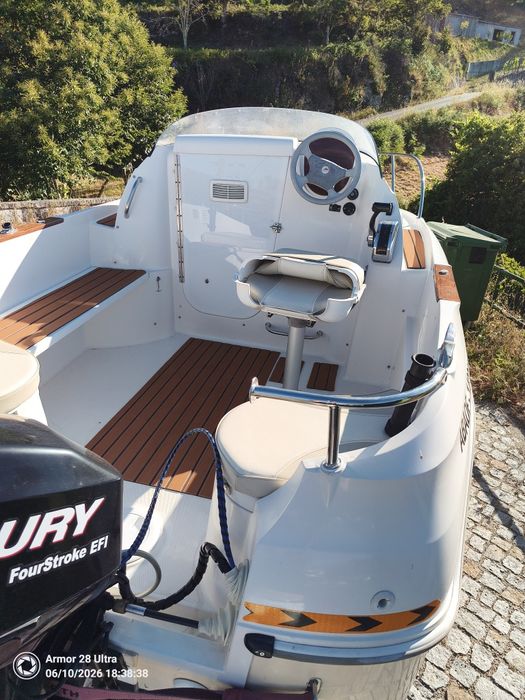 Barco cabinado Quiksilver motor Mercury injeção c/ novo c/ atrelado