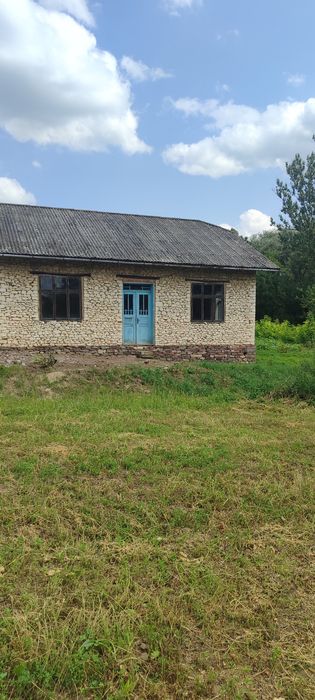 Будинок на березі річки Дністер