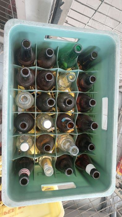 Grades de cerveja com garrafas