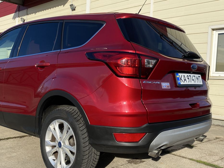Автомобіль Форд Ескейп