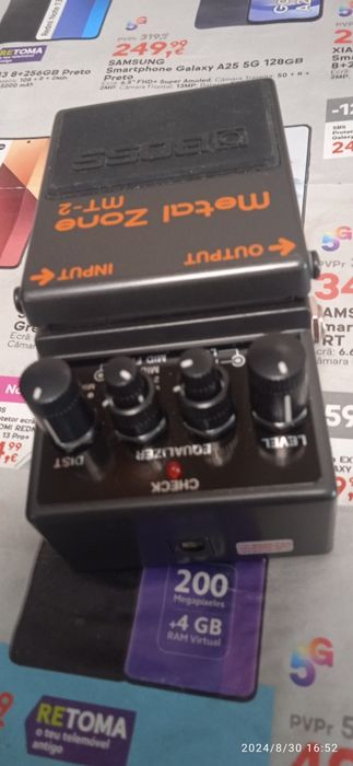 Amplificador. Combo para guitarra elétrica e pedal de efeitos