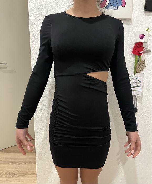 Vestido preto tubo Tiffosi | Justo | Com recorte na barriga