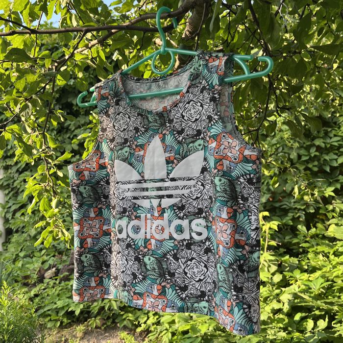 Коротка футболка без рукавів / майка