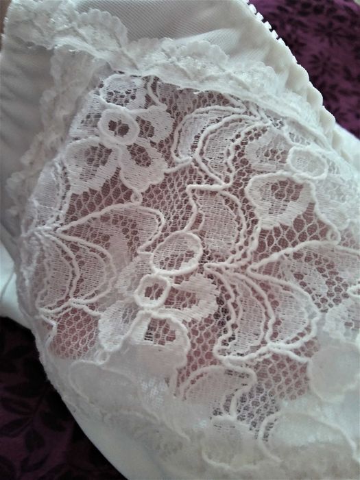 Biustonosz miękki bez fiszbin.