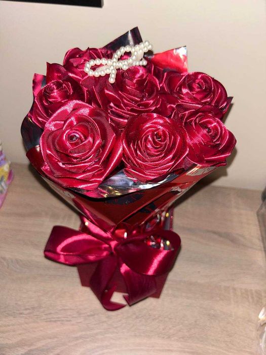 Bukiet wiecznych róż ze wstążki