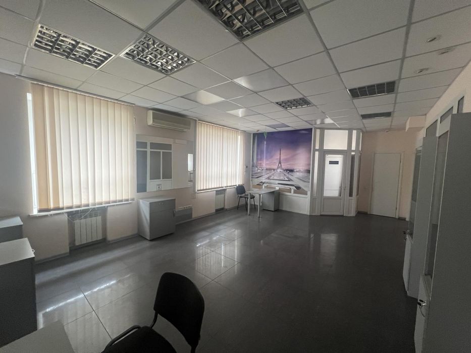 Продаж фасадного офісу 130 м² — вул. В. Лобановського (р-н Металургів)