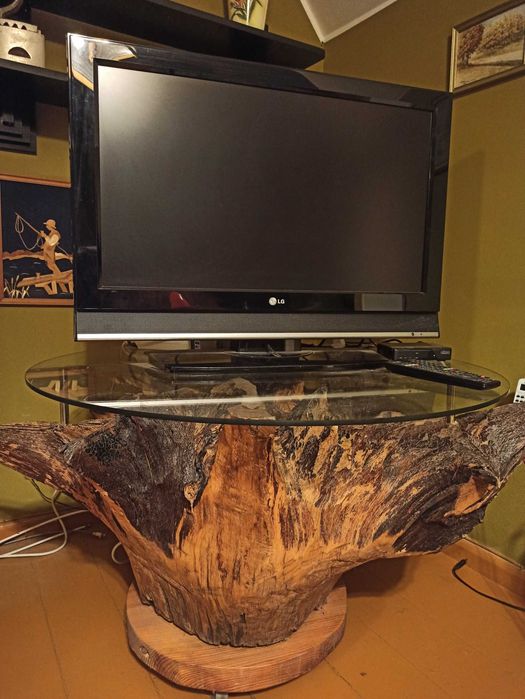 Bardzo oryginalny szklany stolik