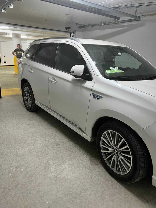 Mitsubishi Outlander 2.4 PHEV INSTYLE — photo 4