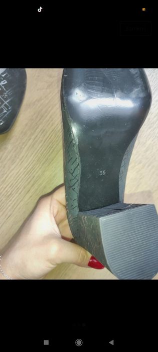 Czarne buty na kwadratowym słupku
