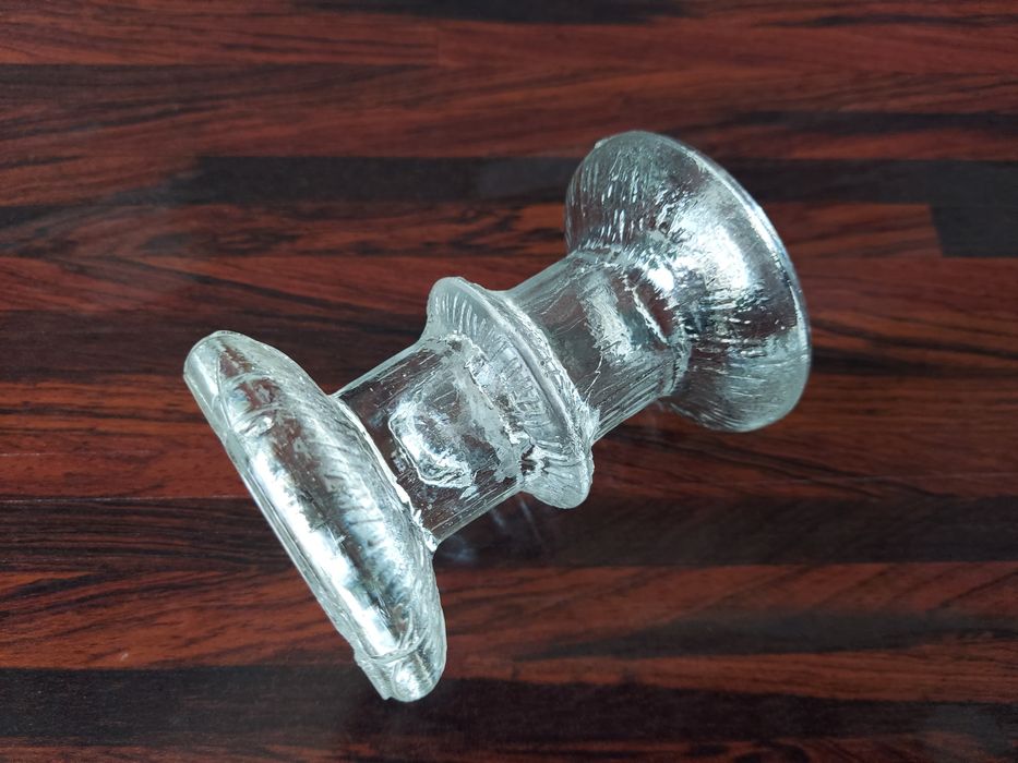 Mały świecznik z prasowanego szkła lata 70