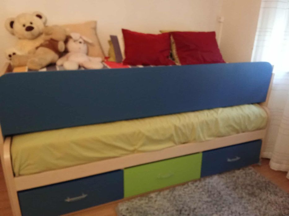 Cama beliche com arrumação