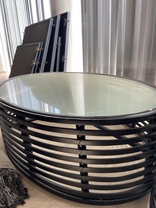 Duas mesas em madeira escura laminada