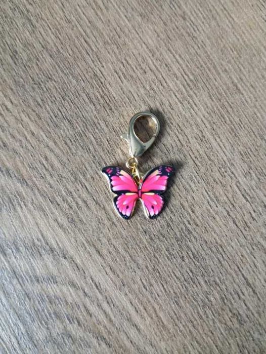 Brelok, zawieszka. Czarno-różowy motyl