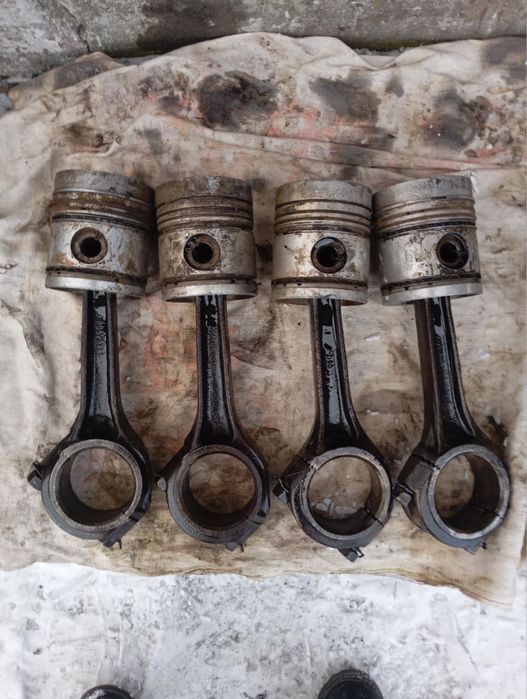 Поршнi з шатунами двигуна Д-65 (трактора ЮМЗ)
