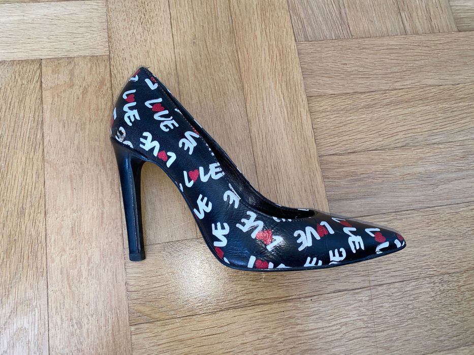 37 mega szpilki Moschino Love