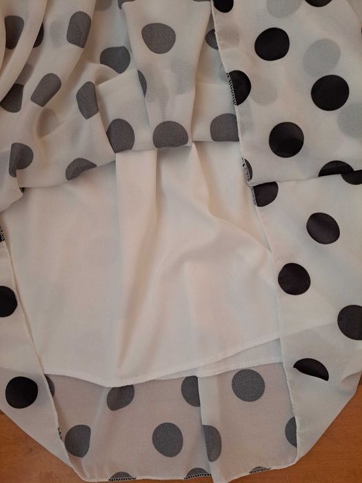 Vestido branco com bolas pretas