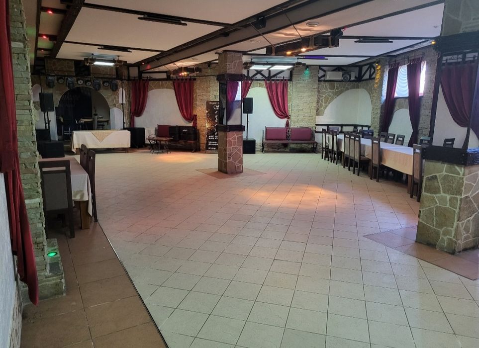 Продається окрема будівля.