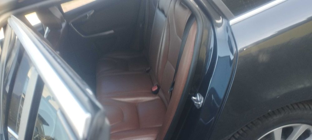 Вольво v60 2014 року