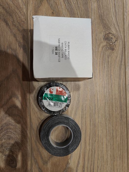 Сира гума та ізострічка