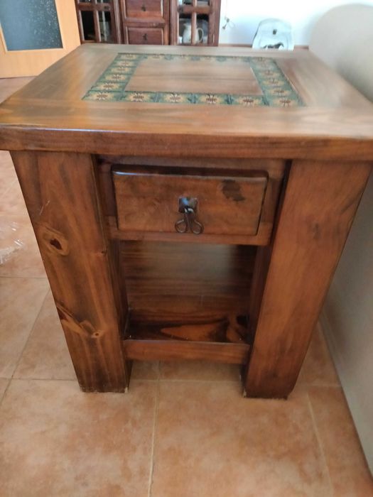 Vendo duas mesas  com pormenores  valor é de cada uma