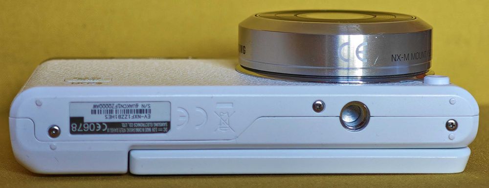 SAMSUNG NX Mini 20.5MP + lente NX 9mm F3.5