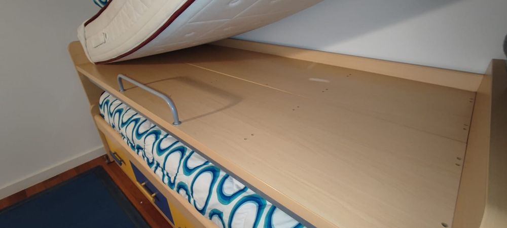 Cama dupla de solteiro (beliche) com muita arrumação