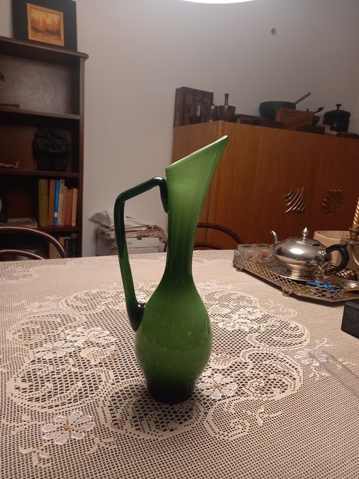 Jarra em vidro opalino verde.