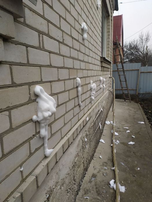 Утеплення Піноізолом Закачка пустот стіни, та горища. Піноізол +