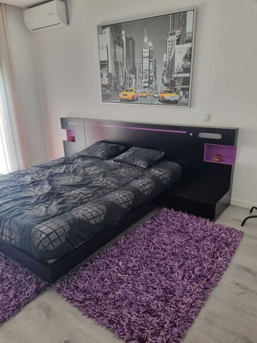 Mobília de quarto composta por cama de casal, mesas de cabeceira, ...