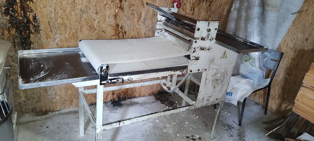 Тісторозкатувальна машина для лаваша
