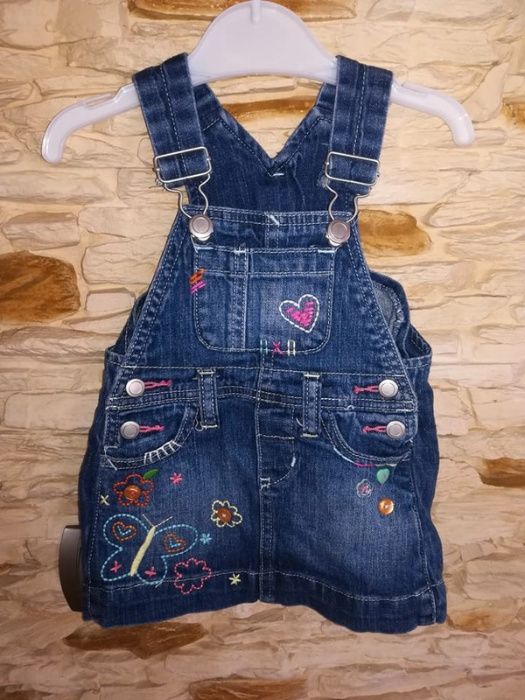 Piękna dżinsowa sukienka na szelkach R.68cm