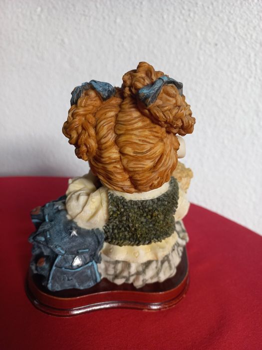 Estatueta menina no pic-nic