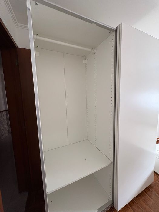 Armário com espelho e portas de correr