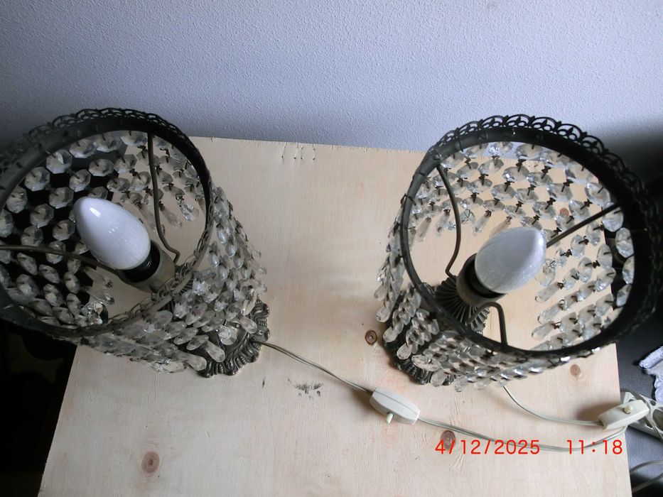 3 Candeeiros meio cristal, 1 de teto , 2 de mesa de cabeceira.
