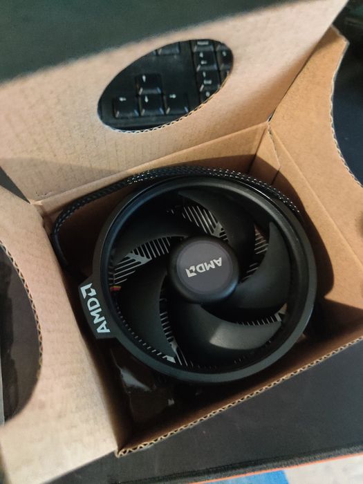 Procesor AMD Ryzen 5 3600X + boxowe chłodzenie.