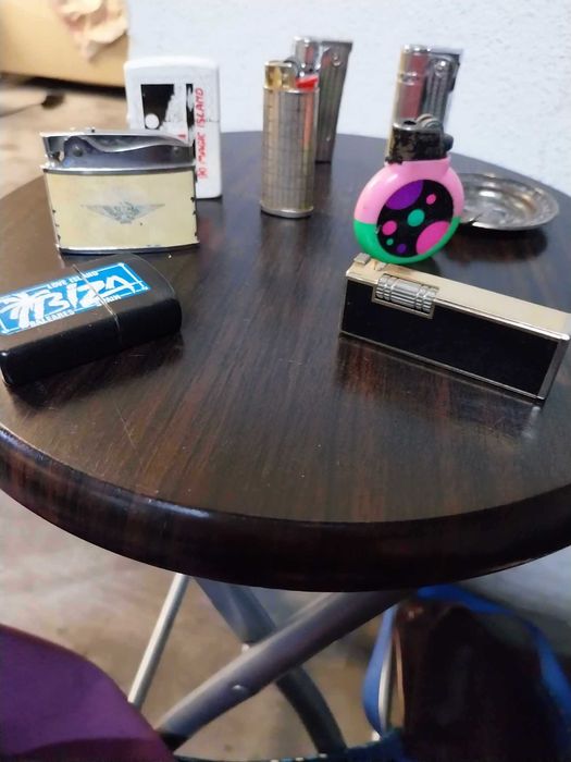 Vende-se mesa de jogo muito antiga  e loiça Bordalo Pinheiro