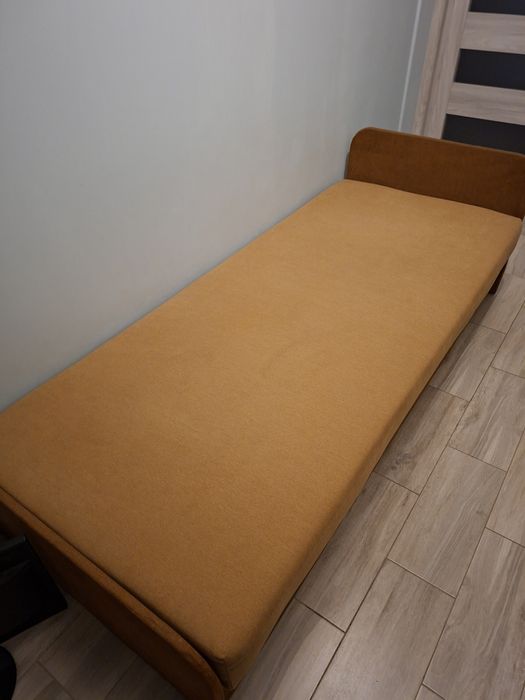 Sprzedam tapczan jednoosobowy.