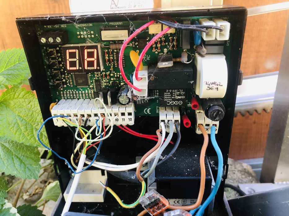 Automatismos em portas secionadas e portões