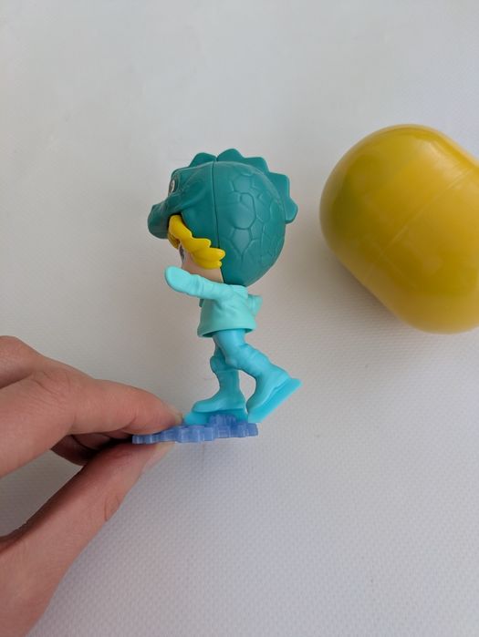 Фігурка Кіндер максі kinder maxi дівчинка на ковзанах