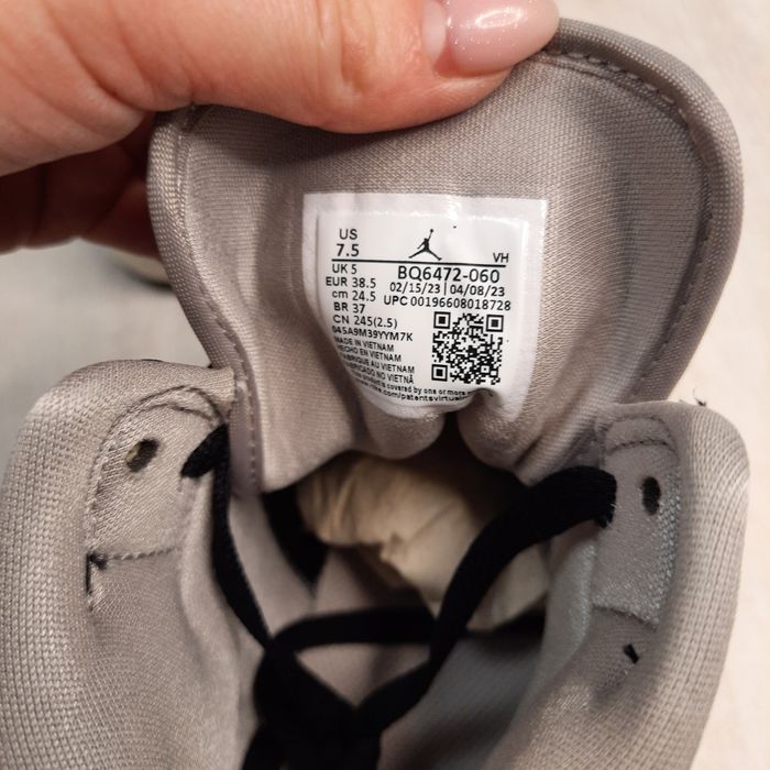 Оригінальні жіночі кросівки AIR JORDAN AIR 1 MID SHOES WHITE/BLACK BQ6