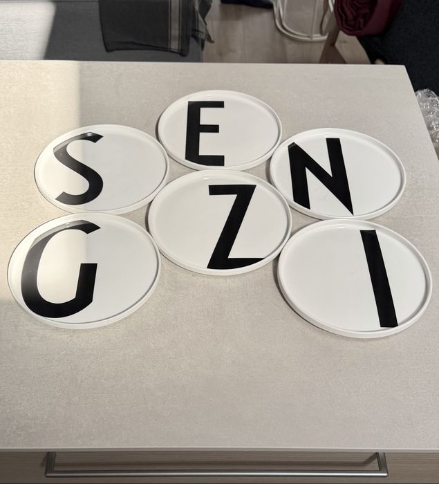 Zestaw talerzy Design Letters Arne Jacobsen