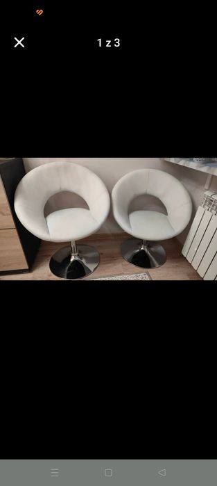 Białe hokery z ekoskóry w bardzo dobrym stanie