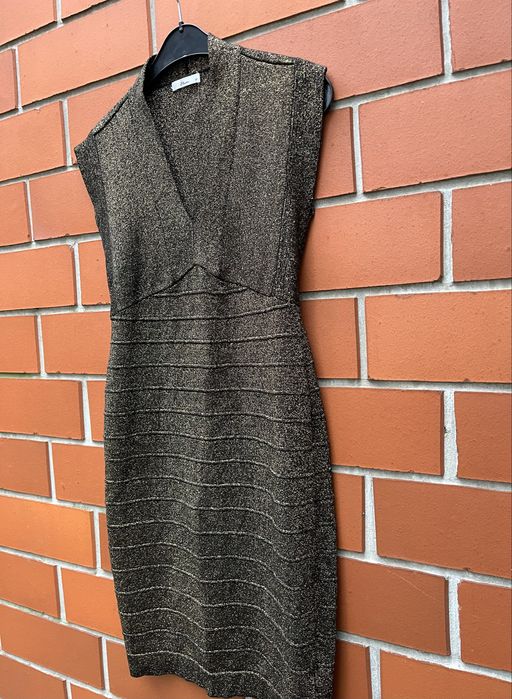 Sukienka bandażowa złota metaliczna mini, V-neck, dopasowana Miss Etam