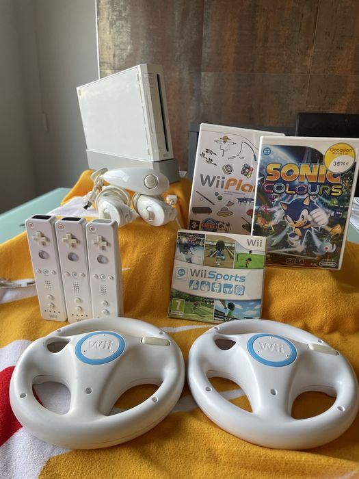 Lote Wii completo - Consola Wii + 3 comandos + 3 jogos (sonic etc) + 3 nunchuks + 2 volantes