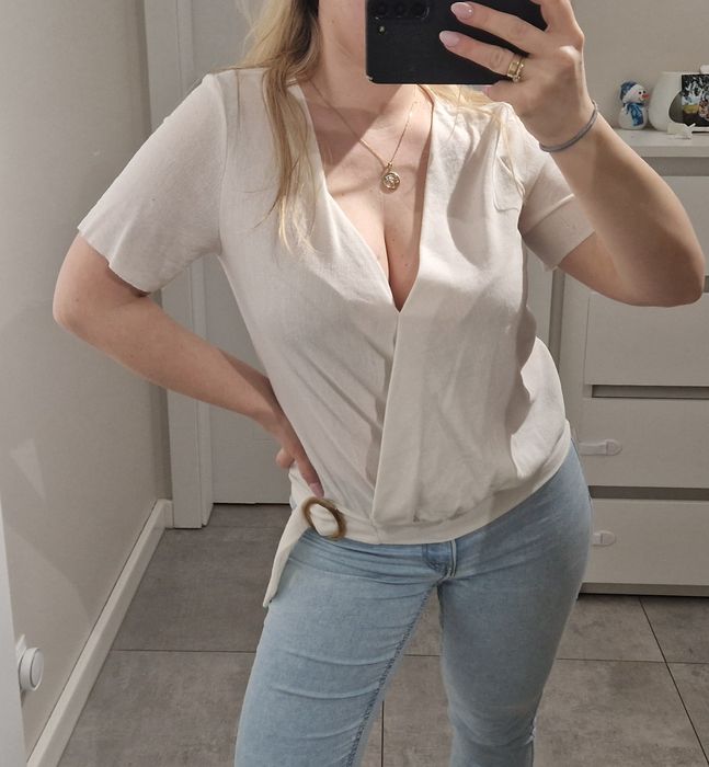 Biala bluzka z klamra S