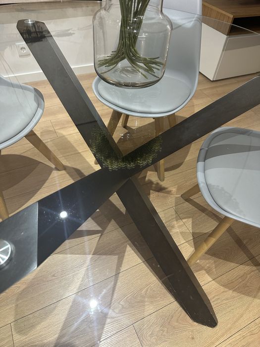 Mesa de jantar e cadeiras