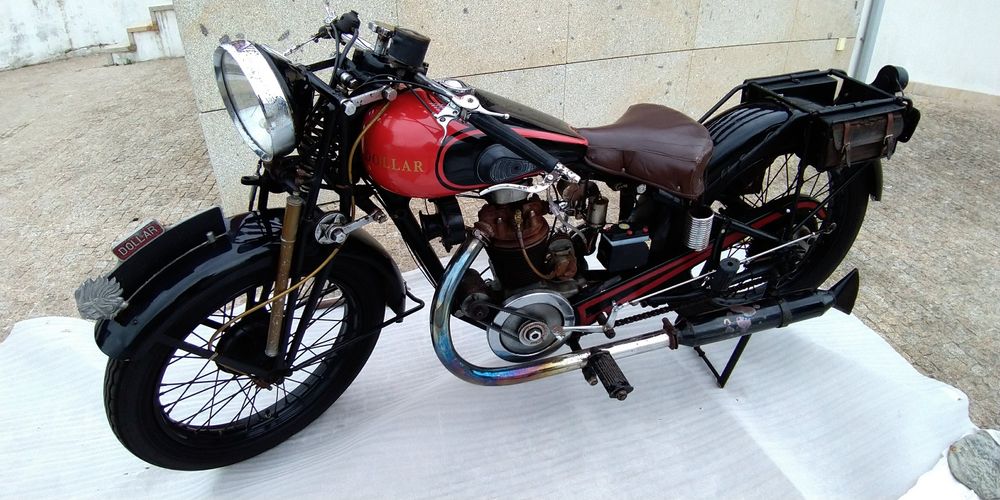 Moto Dóllar clássica antiga com matrícula da época nacional