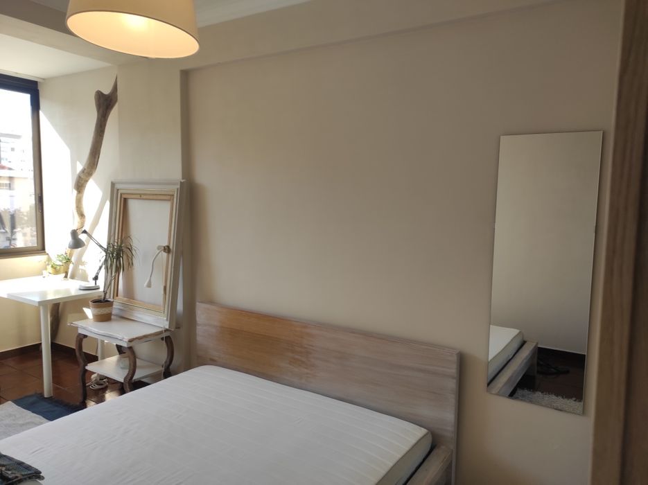 Quarto para arrendar em Alfornelos. A 2min. do Pingo Doce e a 5.min. do metro (linha azul) e do Continente bom dia. Despesas incluídas.