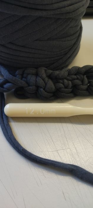 Trapilho azul e  agulha