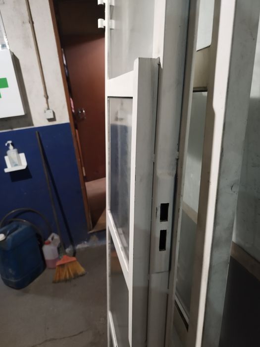 Portas e fixo em ferro e vidro.